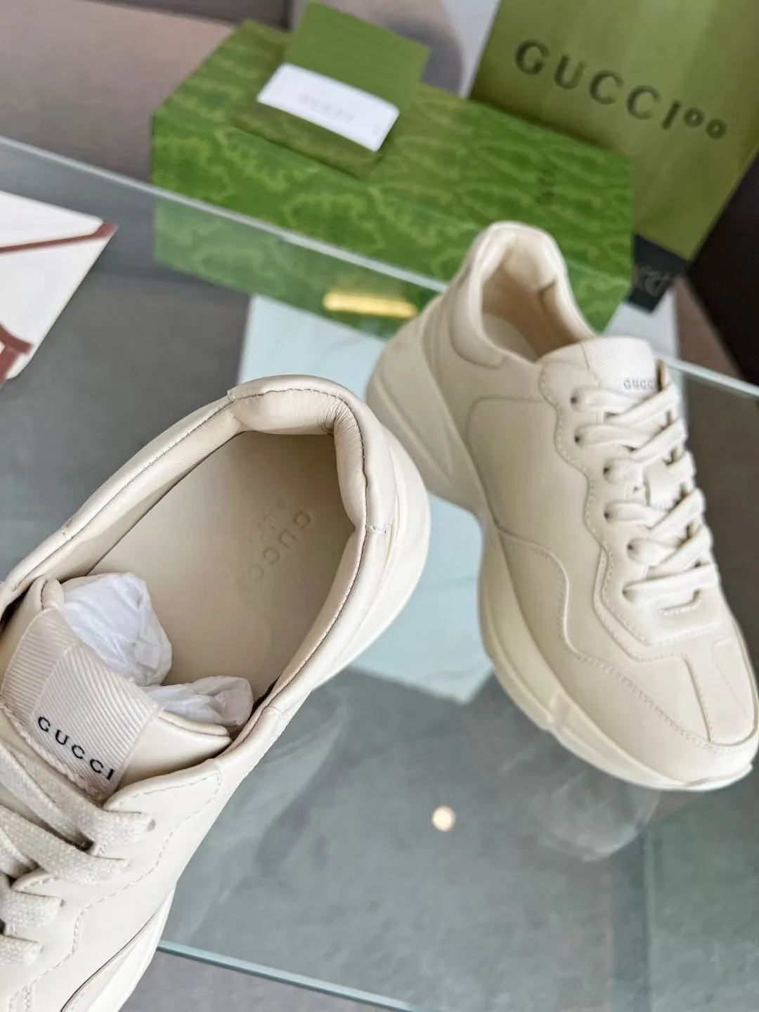 👟👟Ex-factory price 480👟👟 Gucci dad shoes for couples, distressed leather horn-shaped retro jogging shoes. The Balenciaga grandpa trend has subsided, ushering in GUCCI dad shoes, the trend leader in the fashion industry. The original shoes are molded and the original last is made by the Italian handmade foundry! [Gucci original dad shoes] Original surface: imported calfskin! Lining: Grade A hybrid lambskin! Outsole: The highest restoration sole T👟👟Ex-factory price U material plus wear-resistant foam (anti-wear cushioning) ivory leather processed with distressed effect The sole is 5cm high! The comfort level is excellent, killing all high-end versions on the market! Original logo outsole! 👣Size: Women’s size 35-40. Men's size 38-45. Women's heel with 🈚️logo! Men's heel with 🈶️logo!
